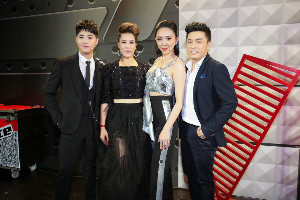 Thu Phương khoe kiểu tóc nổi loạn trong buổi ghi hình The Voice